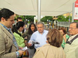 Zoido y el delegado del distrito sur escuchando las quejas de los vecinos de Bami