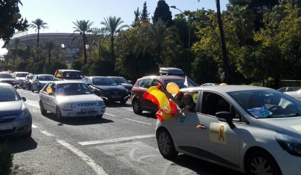 Miles de ciudadanos se manifestaron por La Palmera en sus coches contra la nueva Ley de Educación o Ley Celaá dentro la campaña «Más Plurales, Más Libres, Más Iguales» 